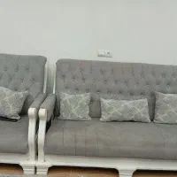 مبل ۷ نفره و میز وسط همراه ۳ تا عسلی و۷ عدد کوسن