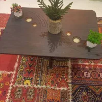 میز چوبی وسط در حد نو بدون خش سالم و تمیز