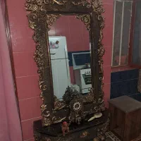 اینه و میز و به همراه ساعت