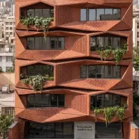 زمین بر بلوار معلم