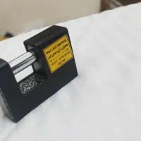 قفل و زنجیر