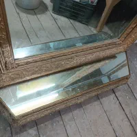 آیینه بزرگ و میز آیینه‌ای با قاب طلایی|آرایشگاه و سالن‌های زیبایی|املش, |دیوار