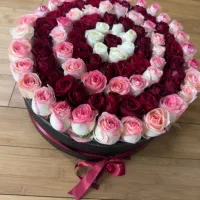 باکس گل رز ۹۰ شاخه ای