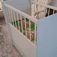 تخت نوزاد متحرک کنار تخت مادر درحد نو