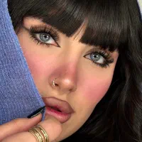 لنز جذاب رنگی