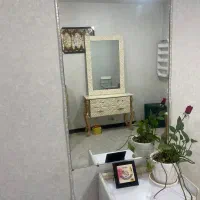 دو تا اینه کاملا سالم یکش با میزش هست|بوفه، ویترین، کنسول|پرند, فاز ۱|دیوار