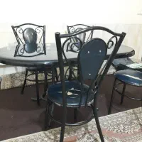 میز غذا خوری با پایه فرفوژه و صفحه چوبی