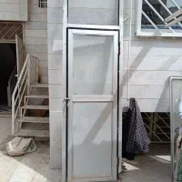 درب آلومینیومی با چارچوب. سنگین