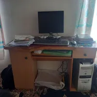 میز و کامپیوتر به همراه دو دسته