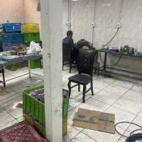 کارگر ساده آقا برای کارگاه لوازم آشپزخانه