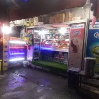 فروشنده و کارگر برای دکه فروشگاه