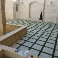 نصب اجرا کفپوش چمن پرتراکم بین موزاییک|گل مصنوعی|یزد, |دیوار