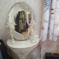 آینه و یک جفت شمعدان به همراه پایه