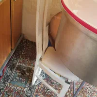 میز و دو تا صندلی