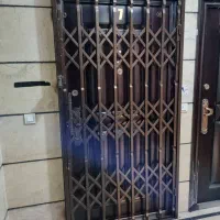یک عدد درب آکاردئونی فلزی محکم و تمیز