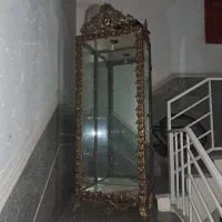 ویترین برنز،ساعت برنزی، آیینه شمعدان برنجی|کلکسیون اشیاء عتیقه|قنوات, |دیوار