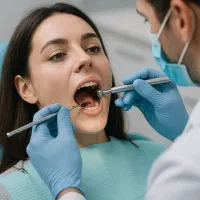 نیاز مند به دندانپزشک ماهانه ۱۰۰ همرا با درصد۴۰