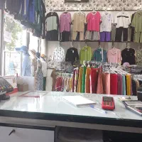 فروشنده در مغازه پوشاک واقع در سرعین