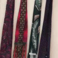 تعداد ی کراوات مردانه و پهن خیلی قدیمی