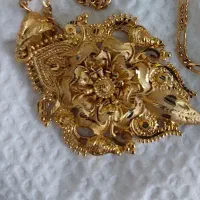 پلاک طلا و گوشواره مشابه طلا