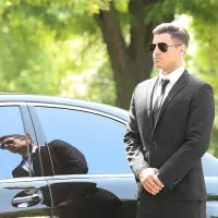 استخدام بادیگارد محافظ با خوورو شخصی مشکی