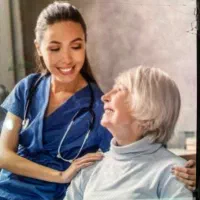 پرستار آشنا به نگهداری از سالمند