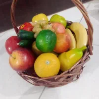 سبد میوه حصیری و میوه مصنوعی سیلیکونی .