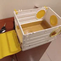 یک جفت مرغ عشق وقفس بزرگ وکلبه ی کوچک