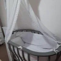 تخت و گهواره کنار مادر