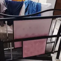 تخت تک‌نفره صورتی و قرمز