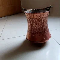 سطل زباله مسی و پارچ قدیمی و مجسمه های برنجی