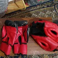کلاه و دستکش ورزشی با بلوز و شلوار