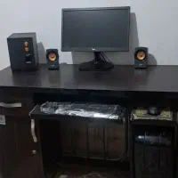 کامپیوتر با میز و کیس و کیبورد تمام امکانات