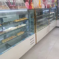 یخچال و ویترین شیرینی فروشی با دکور و تجهیزات