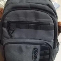 کیف مدرسه در حد نو، خیلی تمیز نگه داری شده