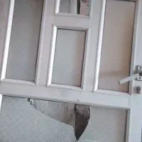 درب آلومینیومی و توری و قفسه کتاب فروشی فوری