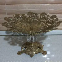 میز خاطره طلایی و گلدان برنز و ...