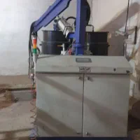 کارگر ماهر دستگاه تزریق پلی اور تان