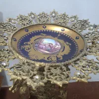 کنار سالنی ایستاده بزرگ طرح لیلی و مجنون