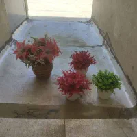گلدان با گل‌های مصنوعی تزیینی