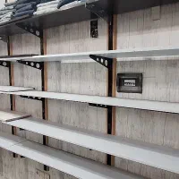 تعدادی رگال . میز . پرو