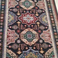 قالیچه طرح برجسته در حد نو با یک پادری