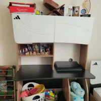 میز تحریر و کامپیوتر