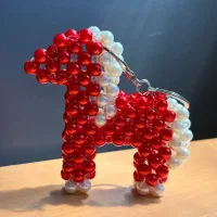 آویز وجاکلیدی اسب مرواریدی قرمز نماد سال اسب۱۴۰۵