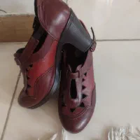 کفش چرم زرشکی