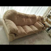 مبل راحتی و میز جلو مبلی و میز تلویزیون و آباژور