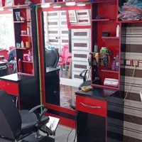 دکور ارایشگاه چند تا صندلی ایینه پشت و میز گریم