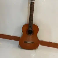 گیتار یاماهاc40  کنارش شکسته