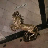 مجسمه اسب طلایی