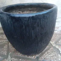 گلدون بزرگ با خاک گل